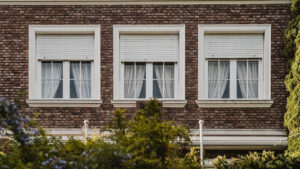Volets roulants : protection et charme pour votre maison à La Rochelle